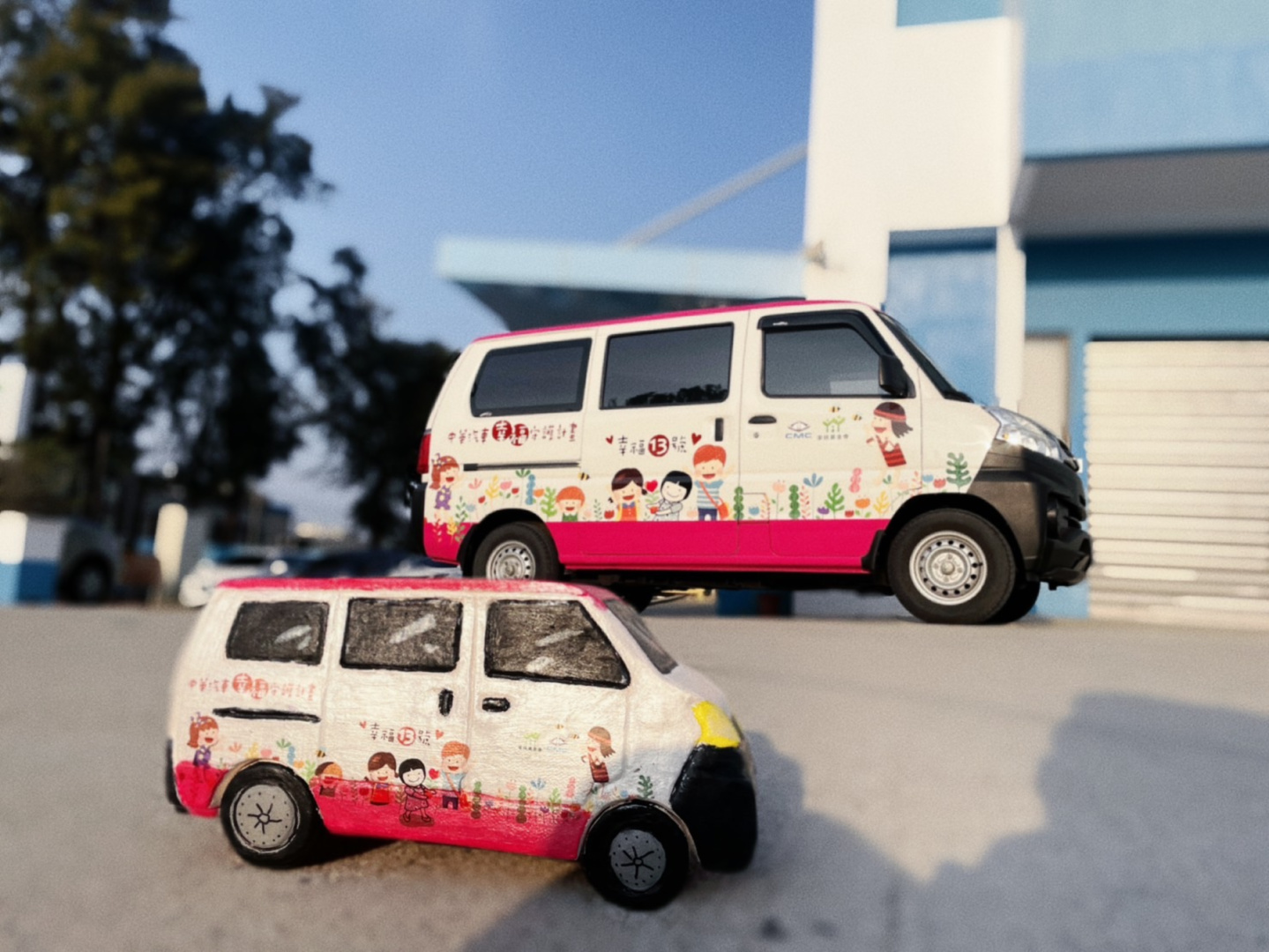 SMALL_幸福守護計畫捐贈車輛以SDGs「減少不平等」之桃紅色作為車輛代表色，象徵為偏鄉孩童交通接駁之路點亮色彩